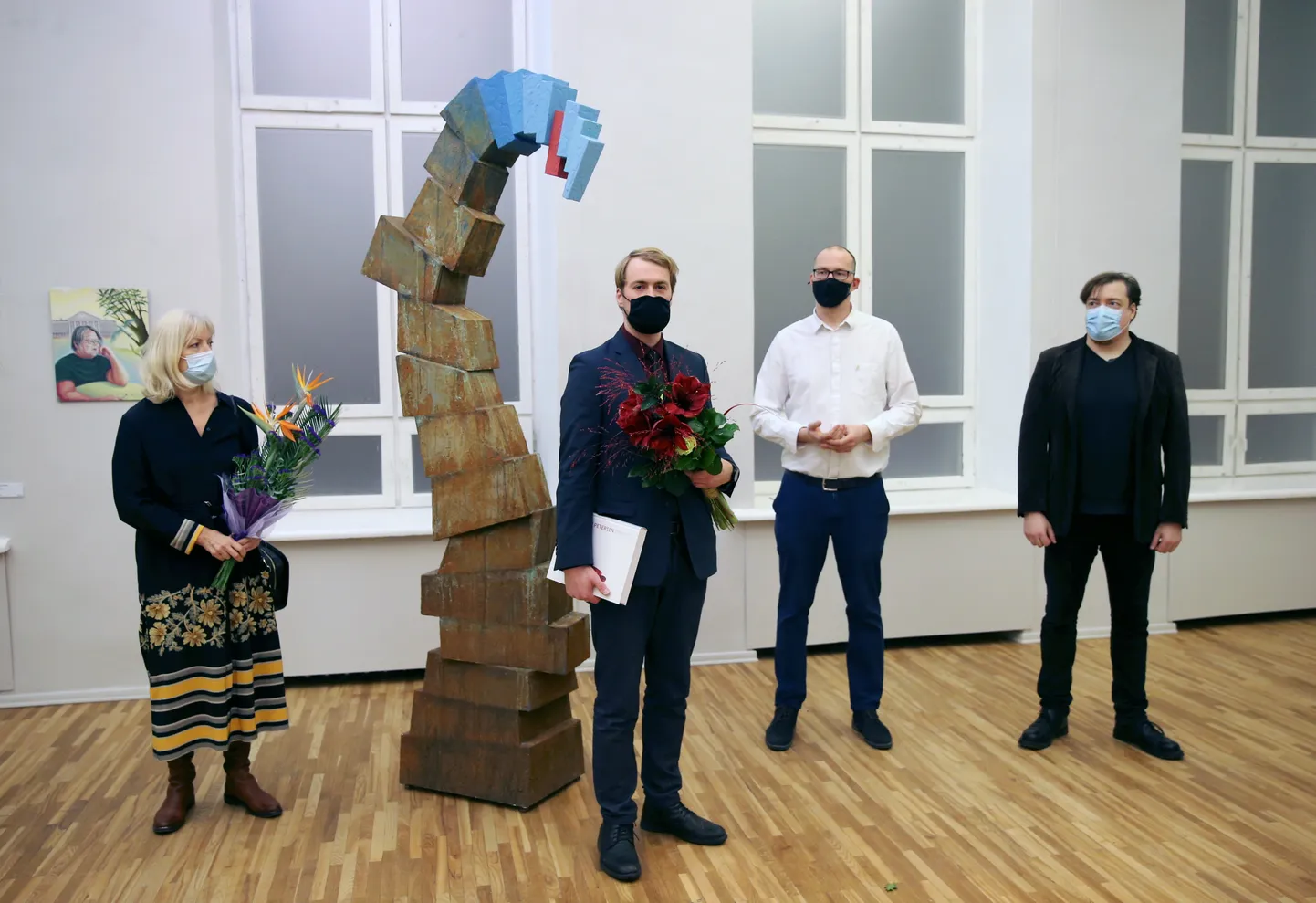 Loomemajanduskeskuse juht Külli Hansen (vasakult), Per William Peterseni skulptuur «Taevast kergitades», kunstimaja produtsent Tanel Asmer, Tartu kunstnike liidu juhatuse esimees Peeter Talvistu ja aastanäituse kujundaja Margus Lokk mõni hetke enne Ado Vabbe preemia laureaadi väljakuulutamist 2021. aastal.