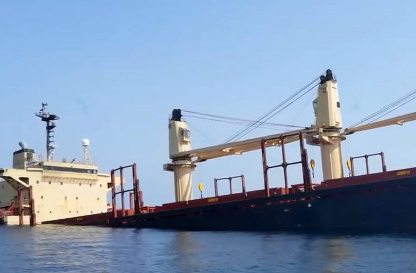 Ракета йеменских повстанцев попала в грузовой корабль
