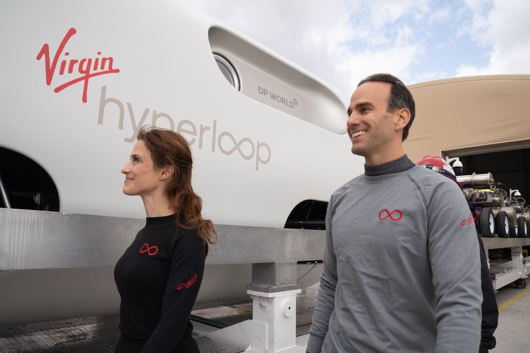 Virgin Hyperloopi katsetasid rongiprojekti tehnoloogiajuht Josh Giegel ja reisikogemuse juht Sara Luchian