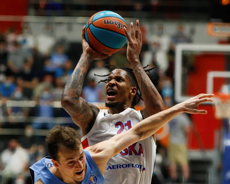 Zenidi ja CSKA matš on tuline ja kirglik. Rünnakul on CSKA pallur Will Clyburn.