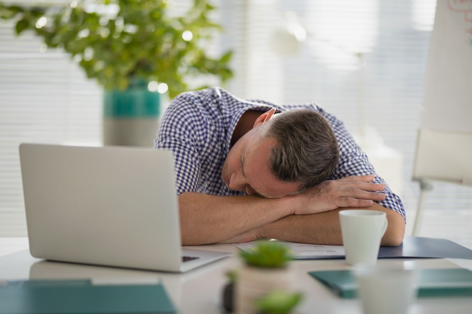 Krooniline ja seletamatu väsimus on üks lümfoidse leukeemia sümptomeid.