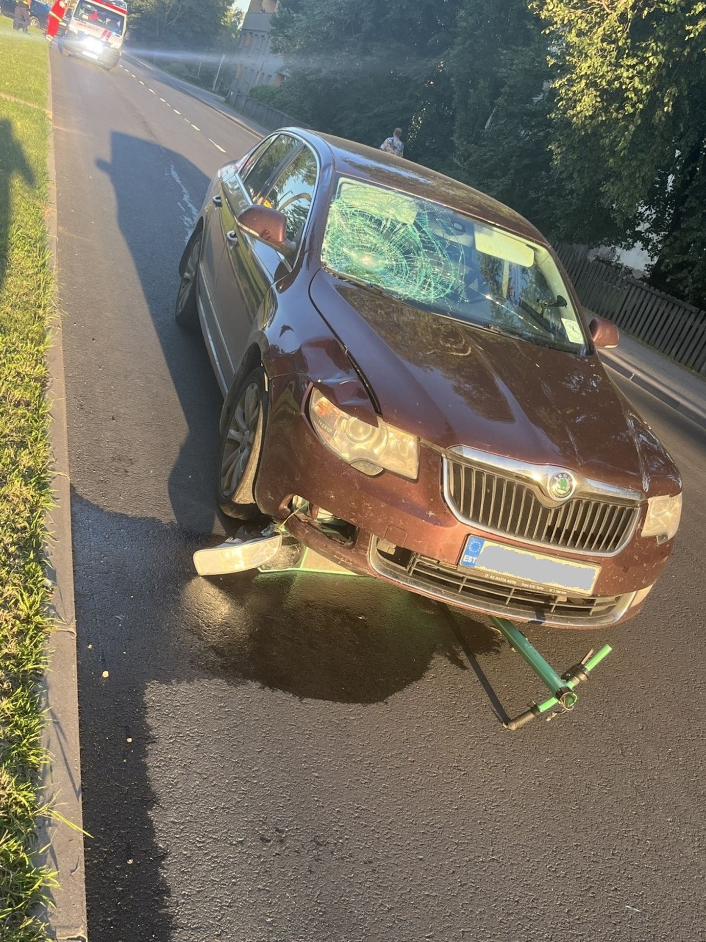 Tartus Ilmatsalu tänaval Bolti elektritõukerattaga õnnetusse sattunud Škoda.