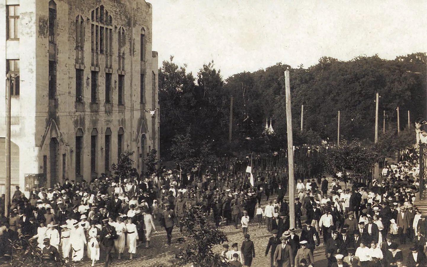 Eesti rahvaväe 9. polgu pidulik sissemarss Pärnusse 23. juunil 1919. Pärnakad tervitasid kodukandi sõdalasi Endla teatri ees.