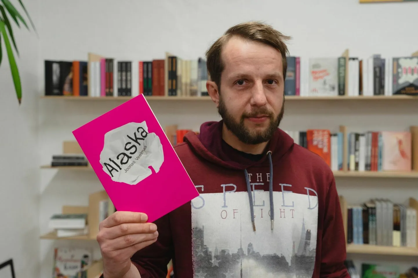 Joonas Veelmaa oma esimese luulekoguga «Alaska».