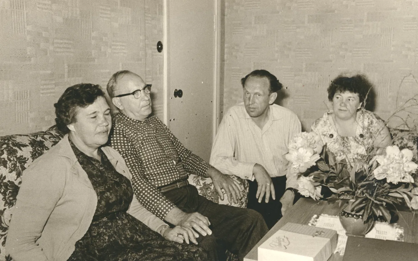 ESIMENE KOHTUMINE: (vasakult) Marie ja Hindrik Õunpuu, Peeter ja Luise Õunpuu.