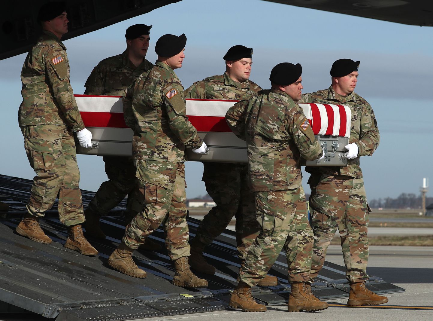 Seersant Michael Goble'i kirstu saabumine USAsse. Goble hukkus Afganistanis eelmisel aastal.