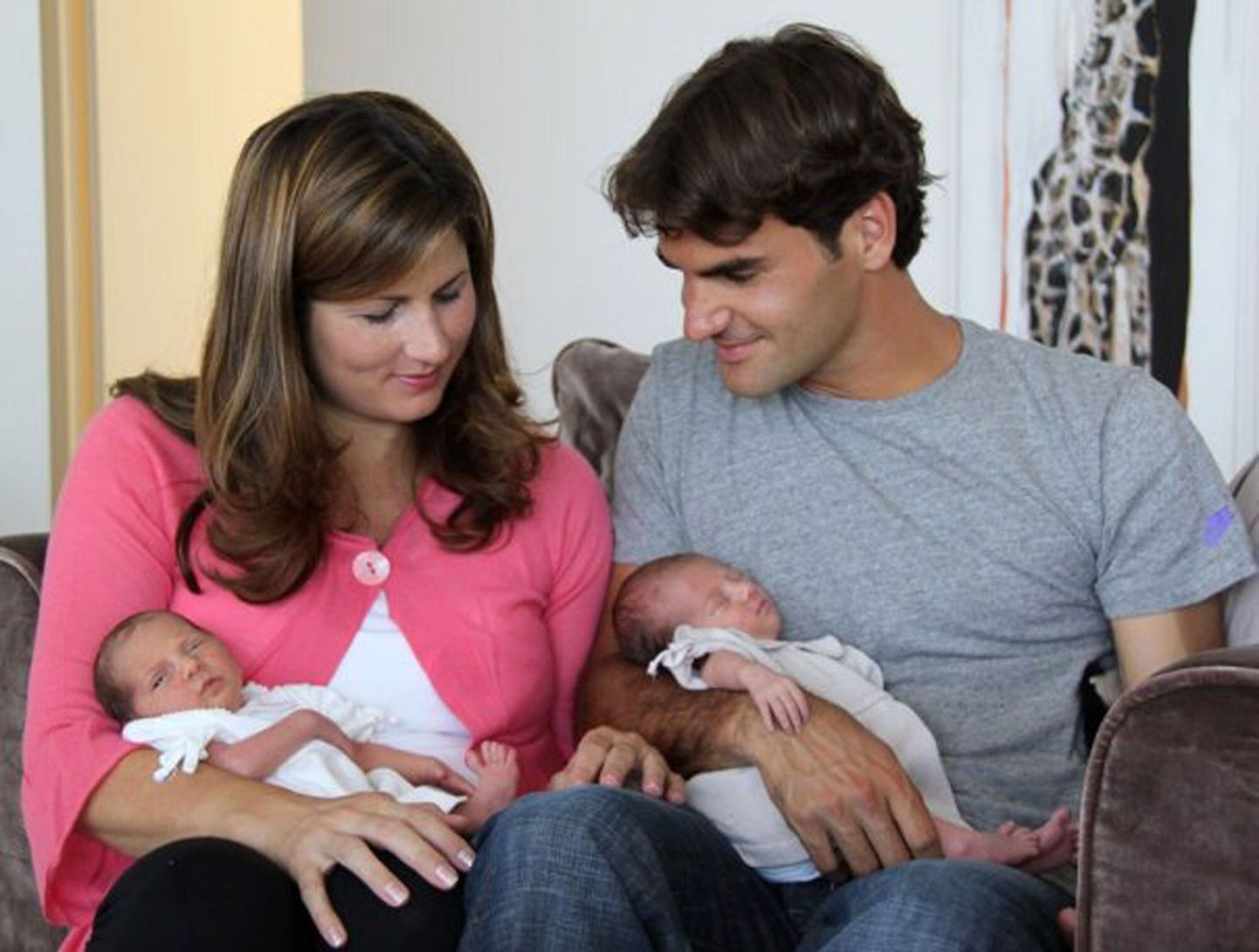 Roger Federer esitles oma kaksikutest tütreid Myla Rose’i ja Charlene  Rivat       esimest korda oma Facebooki lehel.