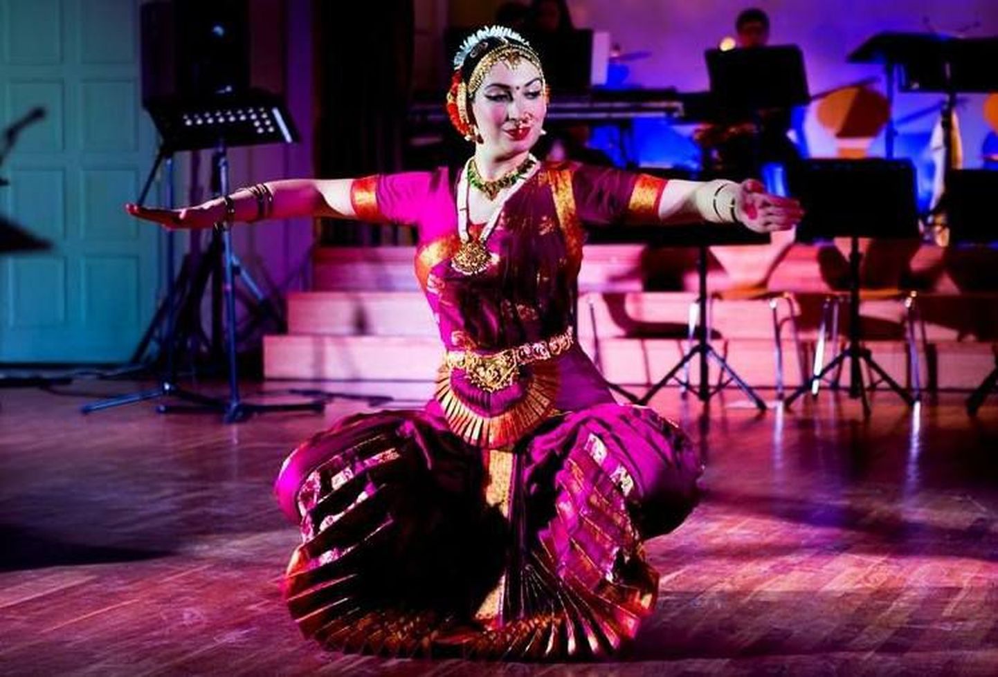 Pildil Triinu Heinsoo, kes asubki Tartus India klassikalist tantsu õpetama.