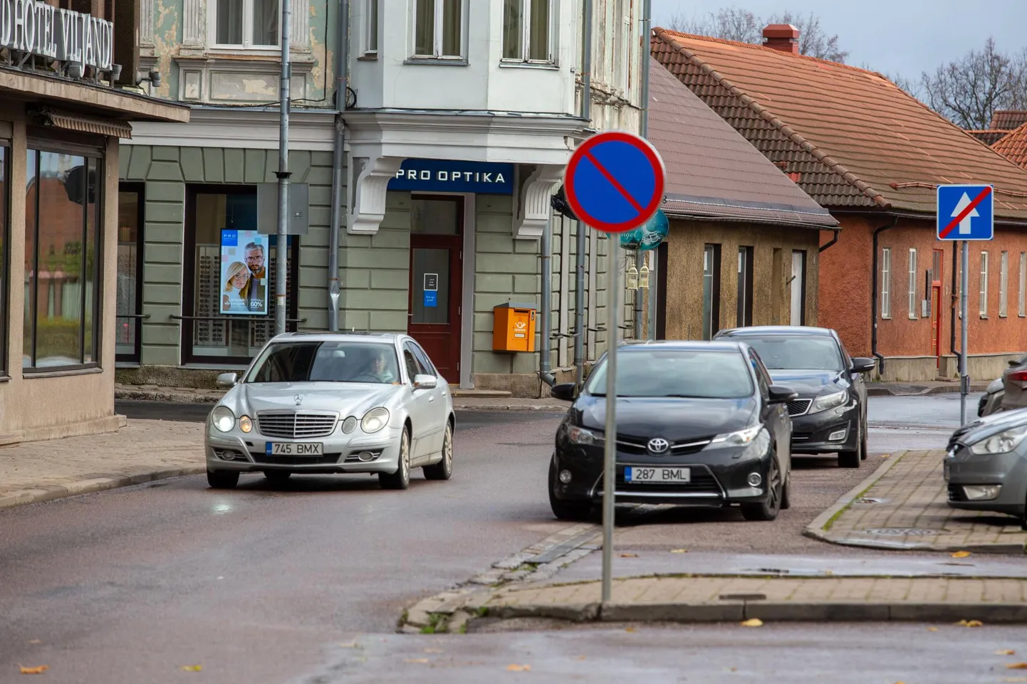 Tartu tänaval olid uut liikluskorraldust ennustavad märgid üleval juba neljapäeval.