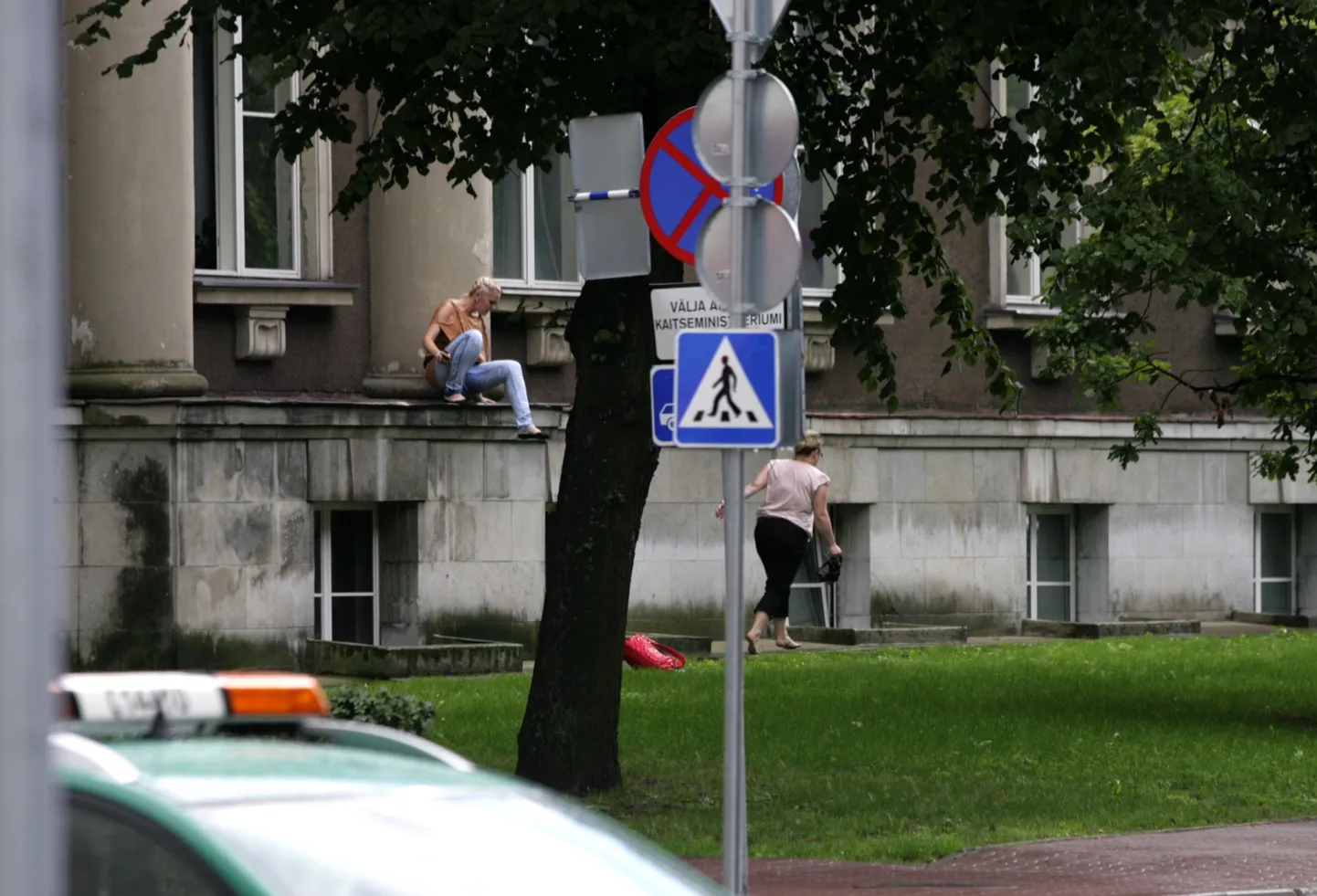 Eile pidid mõned kaitseministeeriumi töötajad tulistamise tõttu ametiruumidest lahkuma akna kaudu. Täna on neil tavaline tööpäev.