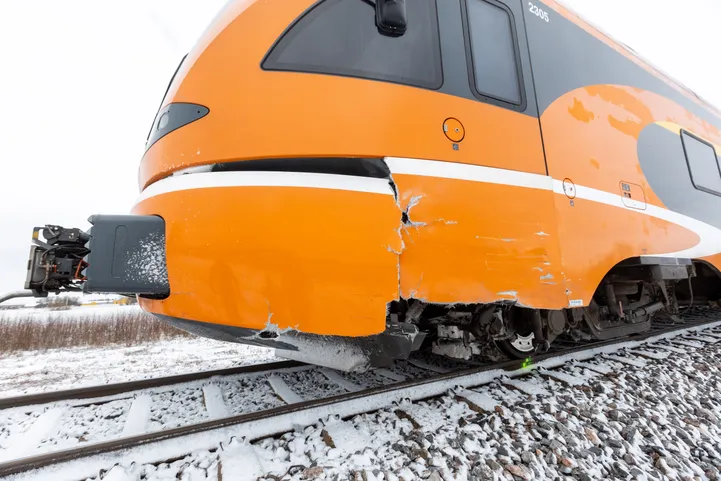 Ida-Virumaal põrkas reisirong kokku sõiduautoga, rongid hilinevad