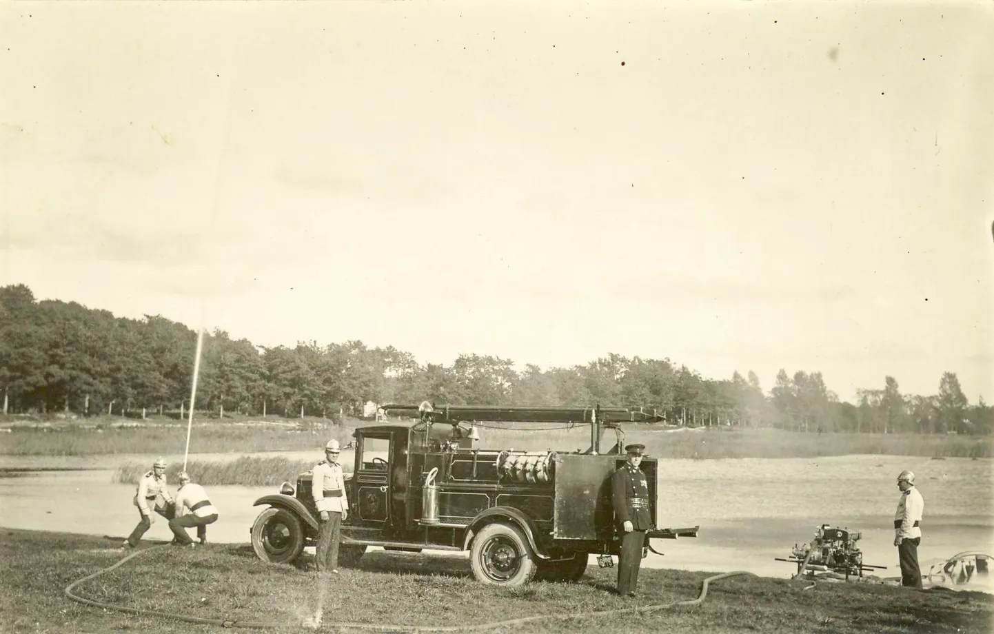 SURVE ON HEA: Kuressaare Vabatahtliku Tuletõrje Seltsi esimese autojaoskonna auto proovimine 1931. aasta paiku.