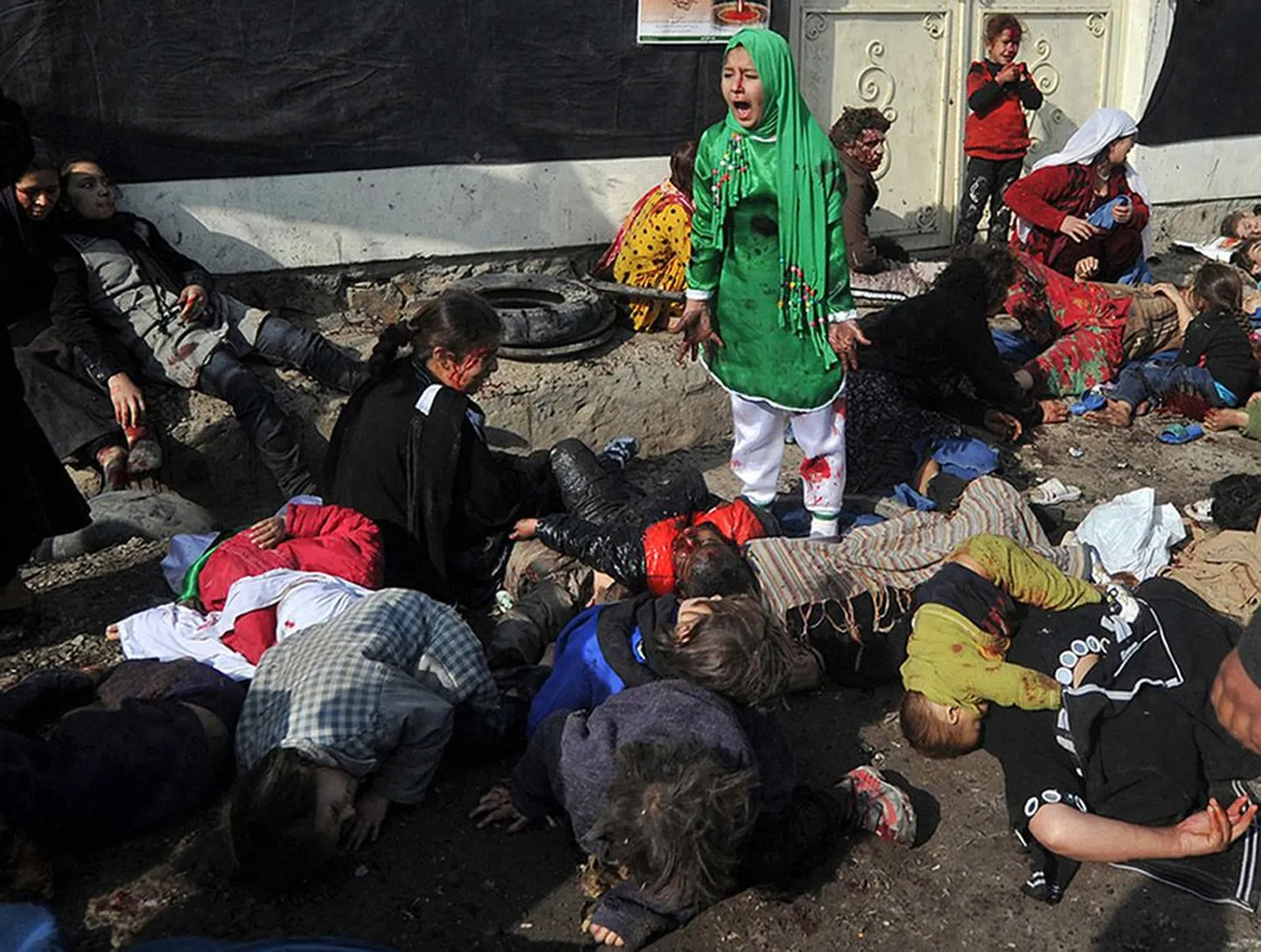 AFP fotograafi Massoud Hossaini Pulitzeri preemia saanud võidufoto: 12-aastane Tarana Akbari, tuntud ka kui «tüdruk rohelises kleidis», jäädvustatuna hetk pärast suitsiidirünnakut Abul Fazeli pühamus Kabulis eelmise aasta 6. detsembril.