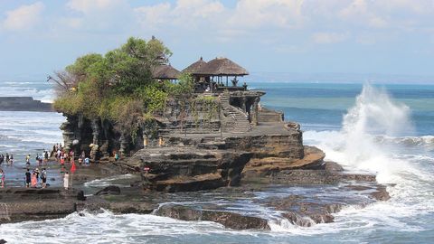 Туристам на острове Бали запретили покидать отели