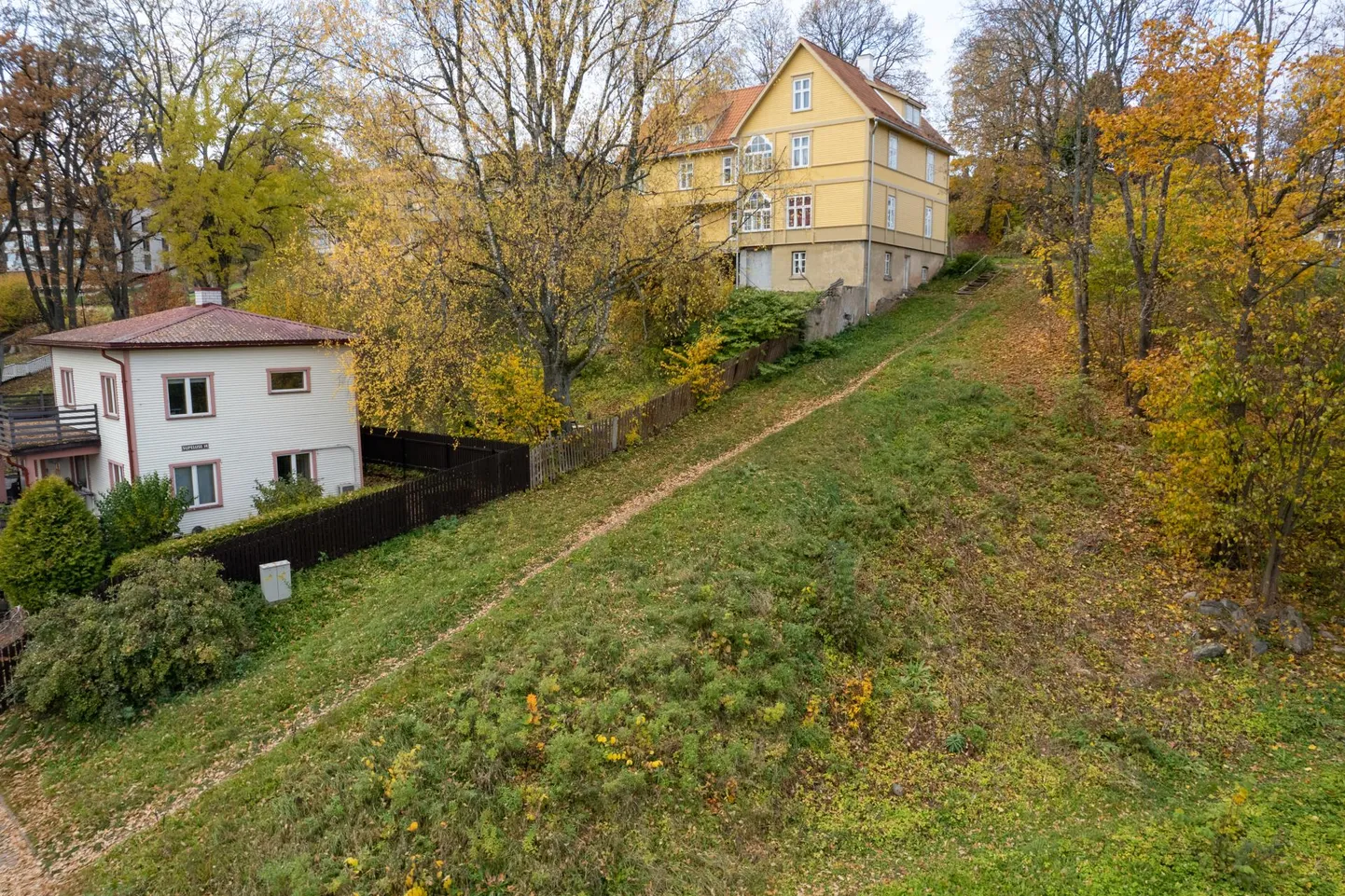 Peaaegu 45-kraadise nurga all kulgev jalgrada ühendab Supeluse tänava ülemist osa alumisega.