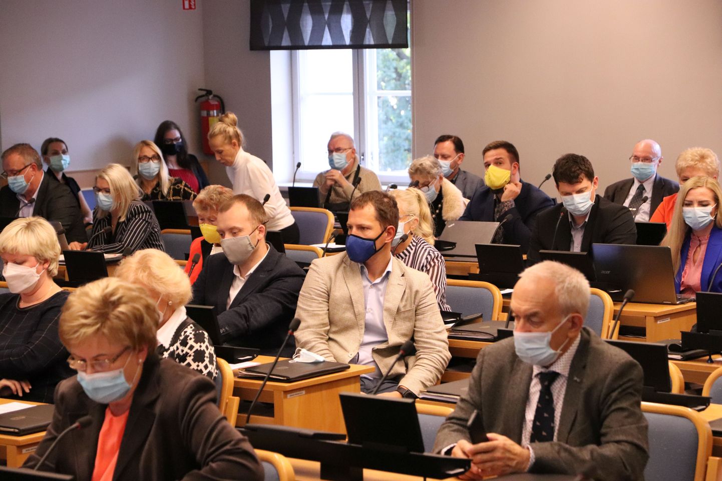 Mullu oktoobris kandsid linnavolikogu istungil osalejad maske, praegu peetakse istungeid interneti vahendusel.