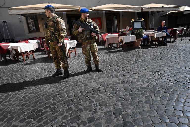 Itaalia sõdurid möödumas inimtühjast restoranist Roomas. Kogu riigis kehtivad ulatuslikud liikumispiirangud ja võimud paluvad inimestel kodudes püsida