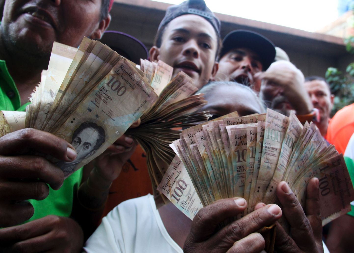 Venezuela elanikud kehtetute rahatähtedega.