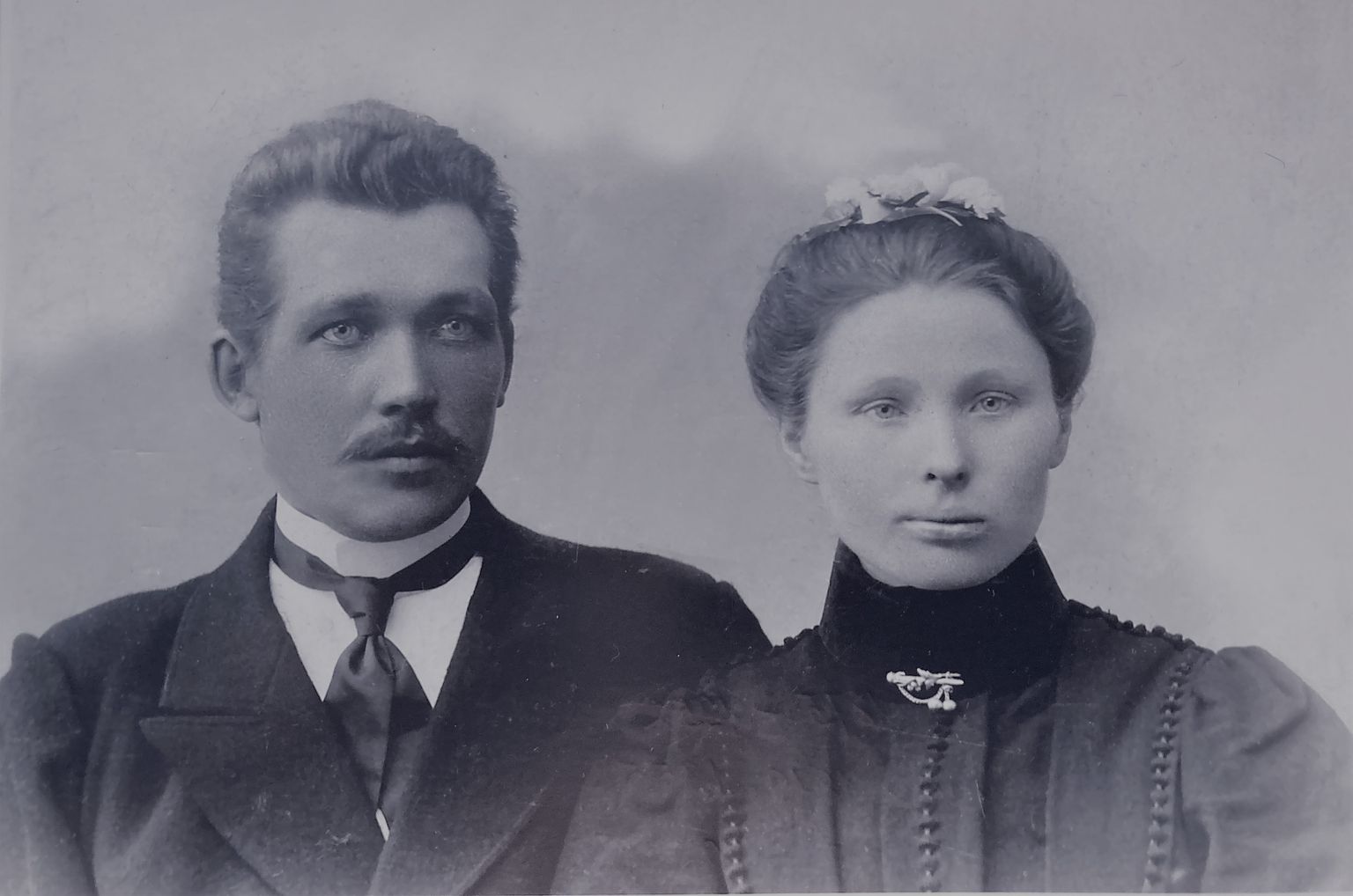 Pulmapildil Miina Lass ja Jaan Krusbart 1902. või 1903. aastal Viru-Nigulas.