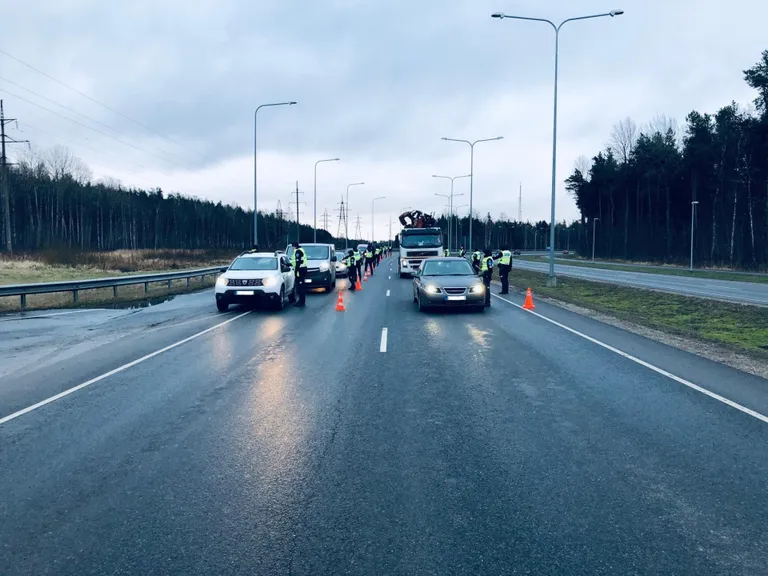 Politsei kontrollis täna Pärnus Ehitajate teel sõidukijuhtide kainust.