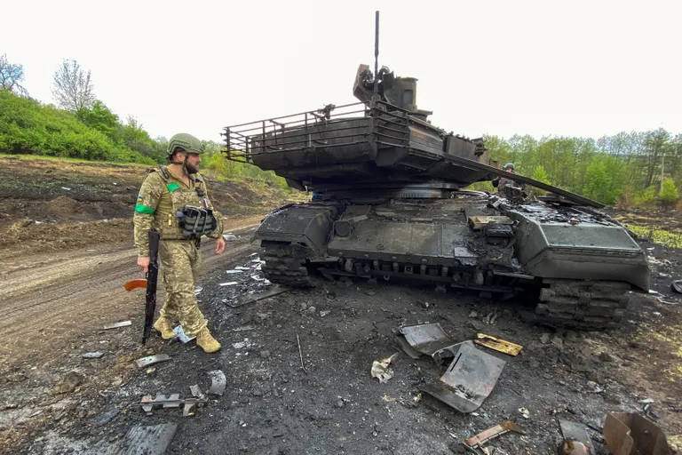 Ukraina sõdur purustatud Vene tanki T-90M Prorõv kõrval Harkivi oblastis 9. mail. 
