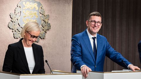 HEIKI HALLIK ⟩ Poliitika lõputu küünlapäev: uus peaminister, sama süsteem