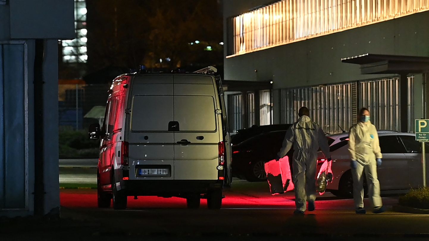 Izmeklētāji pie sprādzienā cietušā Lidl biroja Vācijā