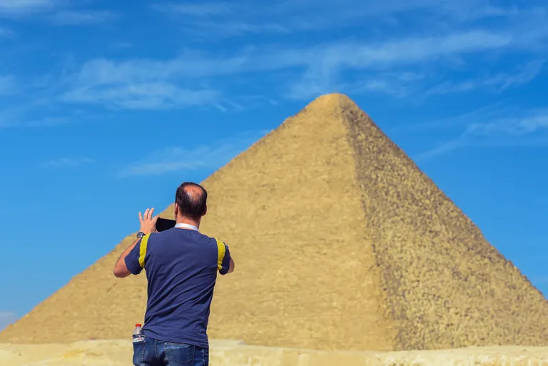 Turist tegemas Hufu ehk Suure püramiidi juures fotot