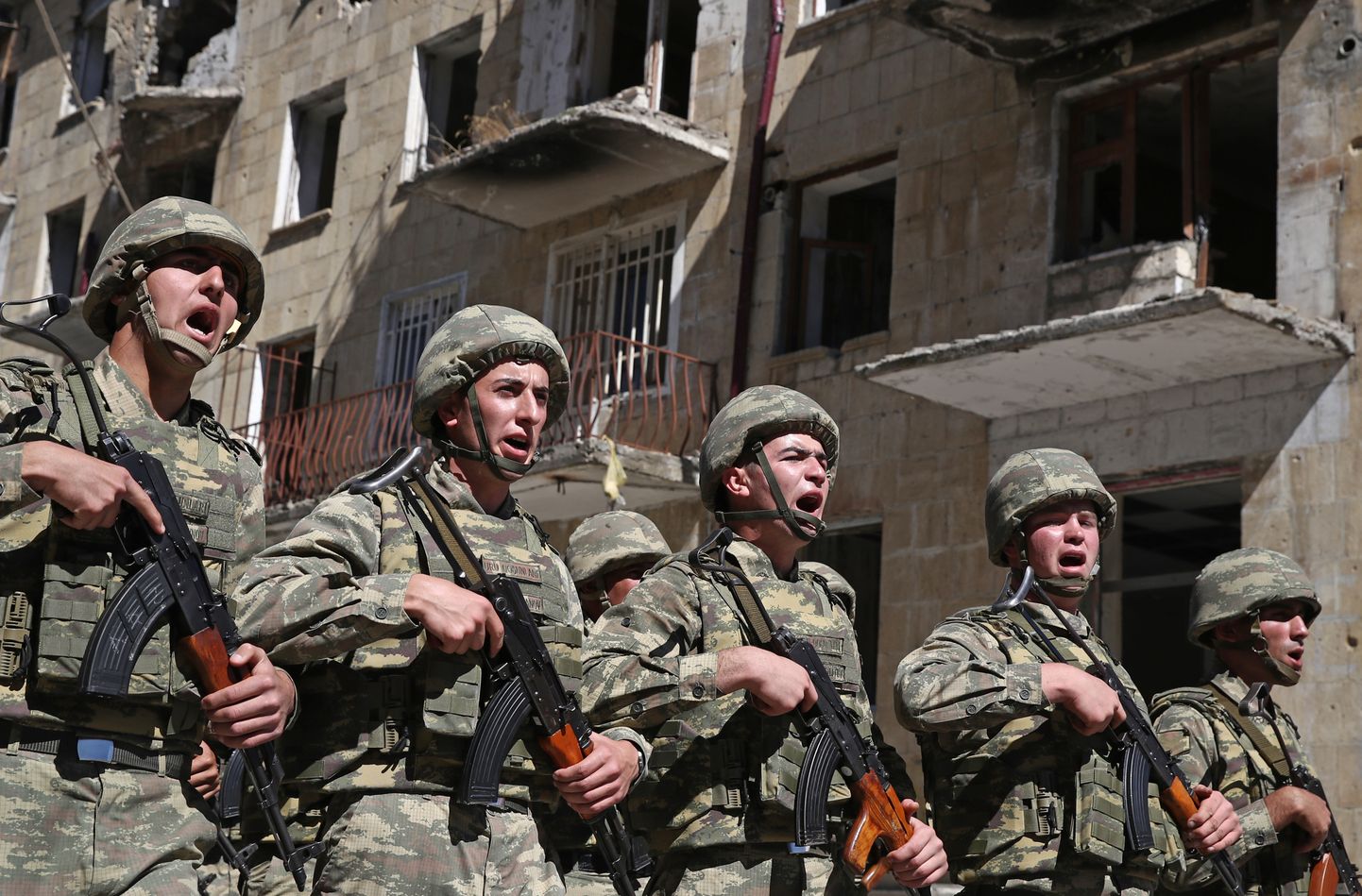 Азербайджанские военнослужащие на параде в отвоеванном городе Шуша, который входил в состав непризнанной Нагорно-Карабахской республики, ноябрь 2020 года.
