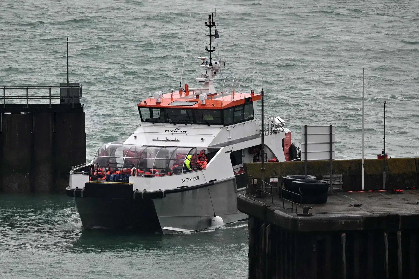 Briti piirivalvelaev toimetamas merelt päästetud migrante Marina sadamasse Doveris. 9. veebruar 2025.