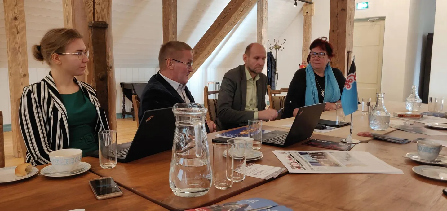 Kulla leerimajan arutedi mulke jaos tähtsit küsimusi. Pildi pääl om riigialduse ministre nõunik Kea Kohv, riigialduse minister Jaak Aab, riigikogu Mulgimaa toetusrühmä esimiis Helir-Valdor Seeder ja Mulke Seltsi vanemb Ene Saar.