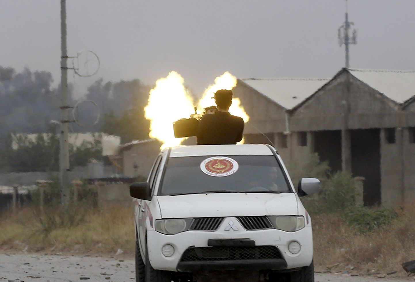 Liibüa valitsusmeelne võitleja Salah al-Dini piirkonnas kuulipildujast tulistamas.