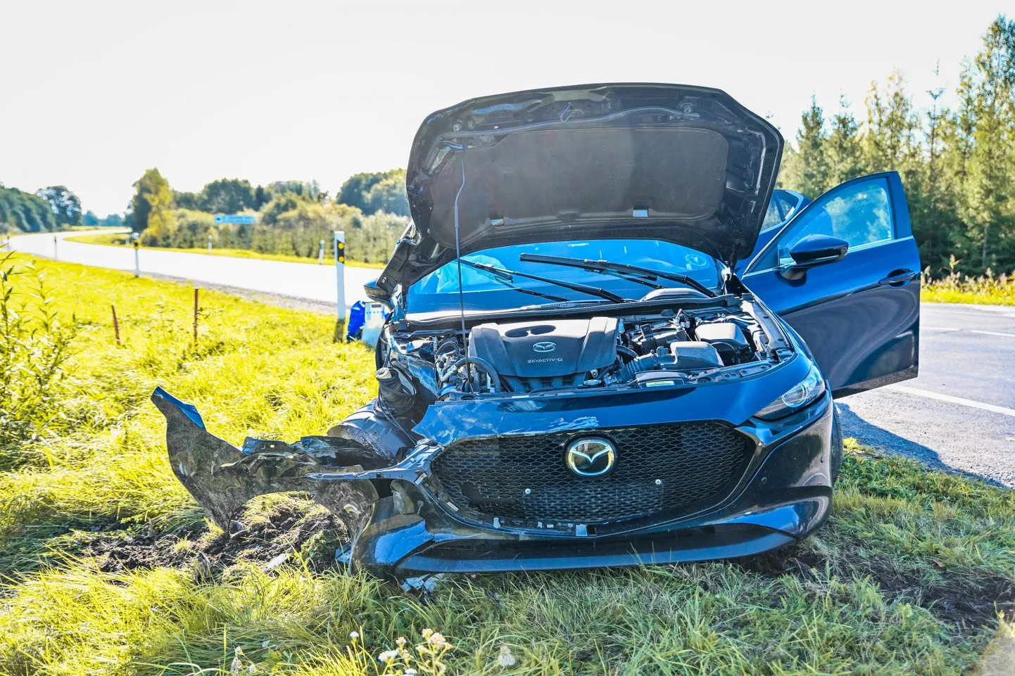 Попавшая в ДТП Mazda.