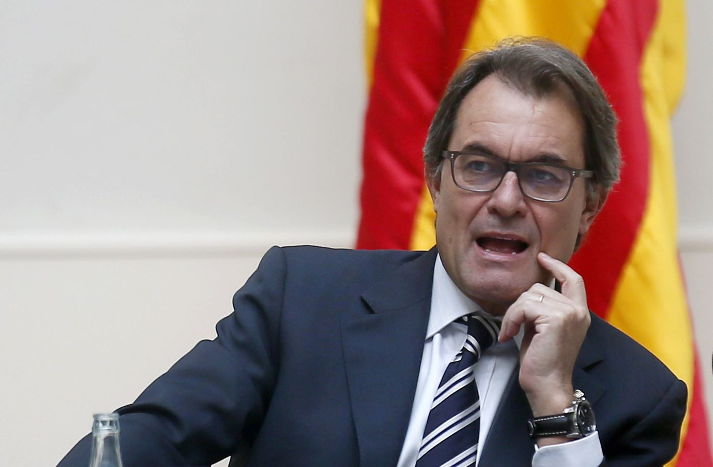 Catalonia's Regional President Artur Mas leads the meeting "Pacte Nacional pel Dret a Decidir" (National Pact For The Right To Decide) with politicians and representatives of social and economic organizations at the Catalan Parliament in Barcelona November 7, 2014. Spain's Constitutional Court on Tuesday suspended a watered-down vote on independence in Catalonia scheduled for Sunday, a move certain to stoke frustration among Catalans, most of whom favor a referendum.  REUTERS/Albert Gea (SPAIN - Tags: POLITICS ELECTIONS)