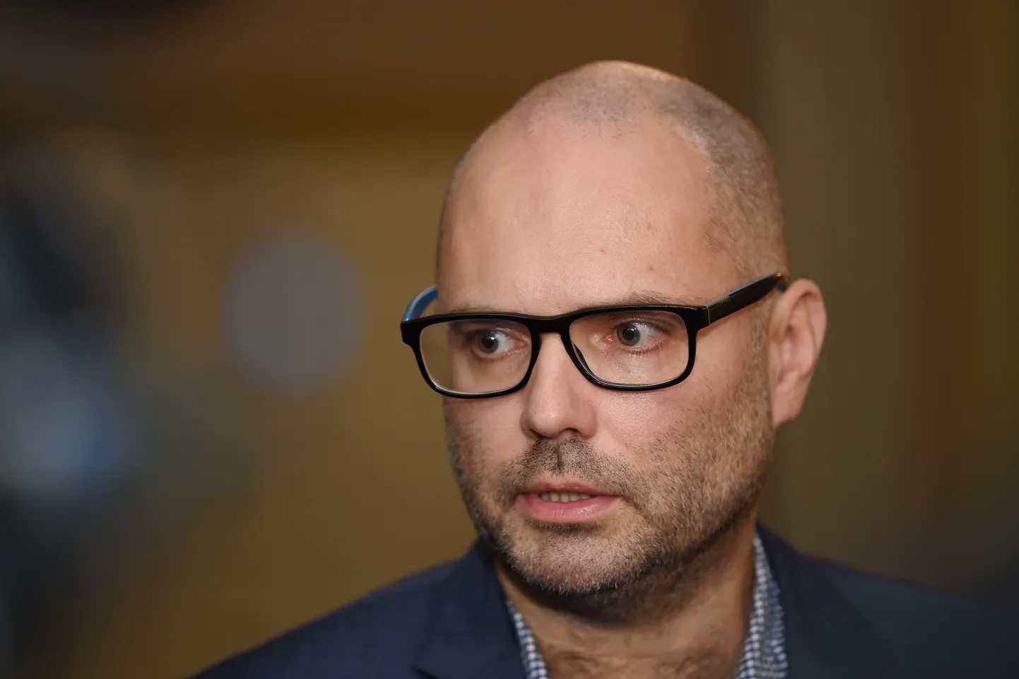Nacionālās elektronisko plašsaziņas līdzekļu padomes pārstāvis Ivars Āboliņš atbild uz žurnālistu jautājumiem pēc partiju apvienības "Jaunā vienotība" Saeimas frakcijas ārkārtas sēdes, kurā sprieda par situāciju Latvijas mediju vidē pēc mediju grupas "All Media Baltics" ieceres reorganizēt LNT un TV3 ziņu dienestus.