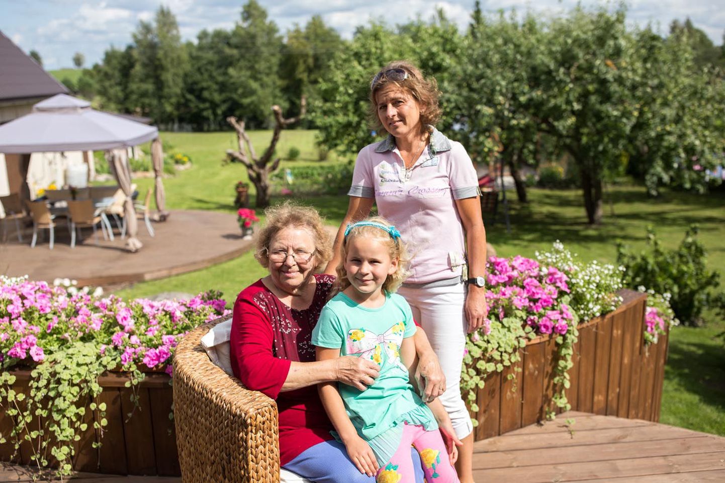Kolm põlve tublisid naisi: Leini Poom vasakul, Anne Pebre ja tema tütar Ann Loreen tunnevad oma Väätsa kodu trepil istudes siirast rõõmu perele mõnusaks olemiseks kujundatud aiast.