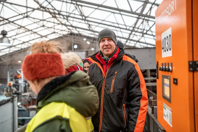 Sortimistehases töötavad nii automaatseadmed, mis jäätmeid eristavad, kui inimesed, kes liini  taga seistes masina läbilastud vigu parandavad.
