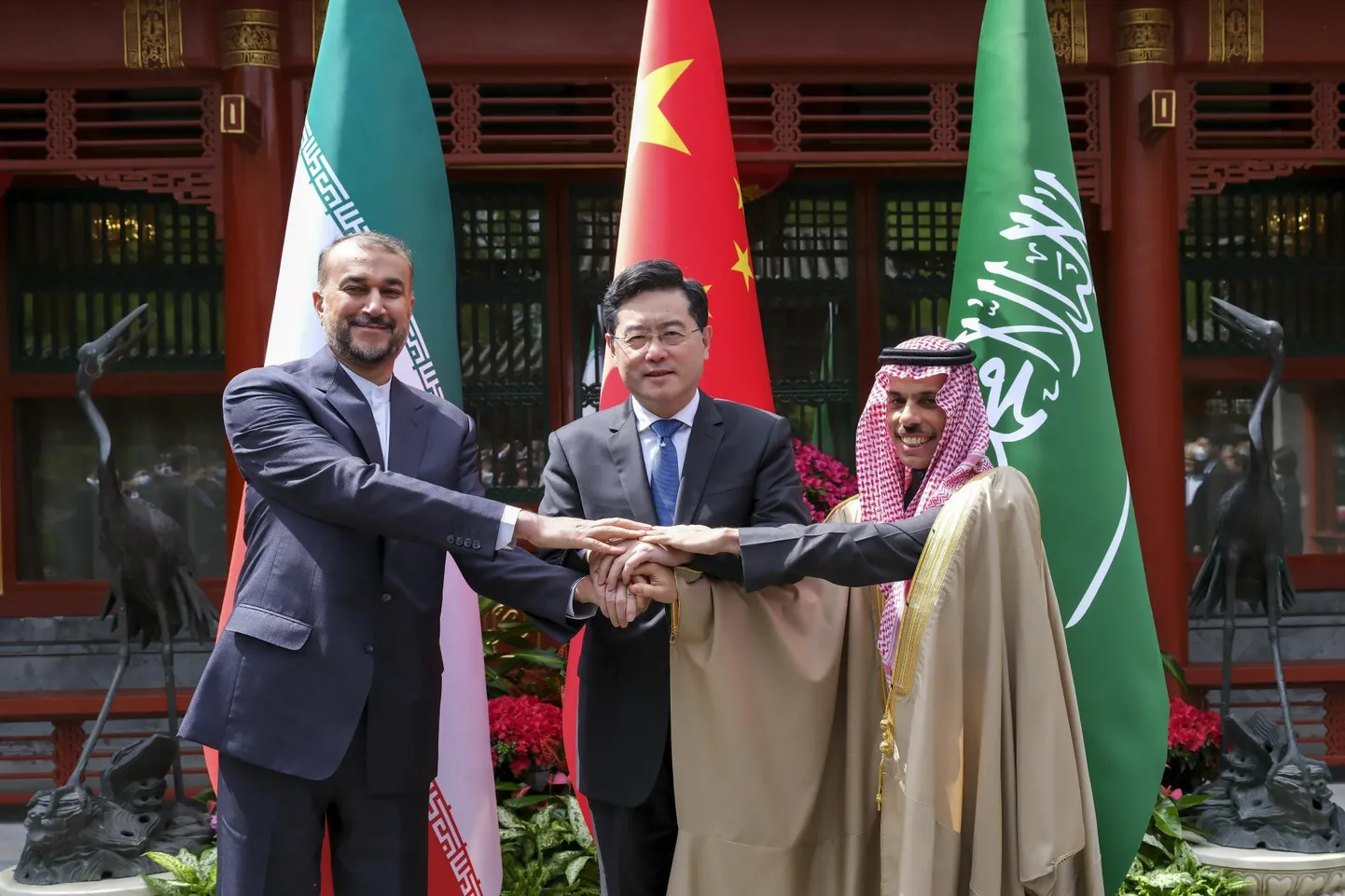 Iraani, Hiina ja Saudi Araabia välisministrid Pekingis pärast teadet kahe islamimaa suhete taastamisest.
