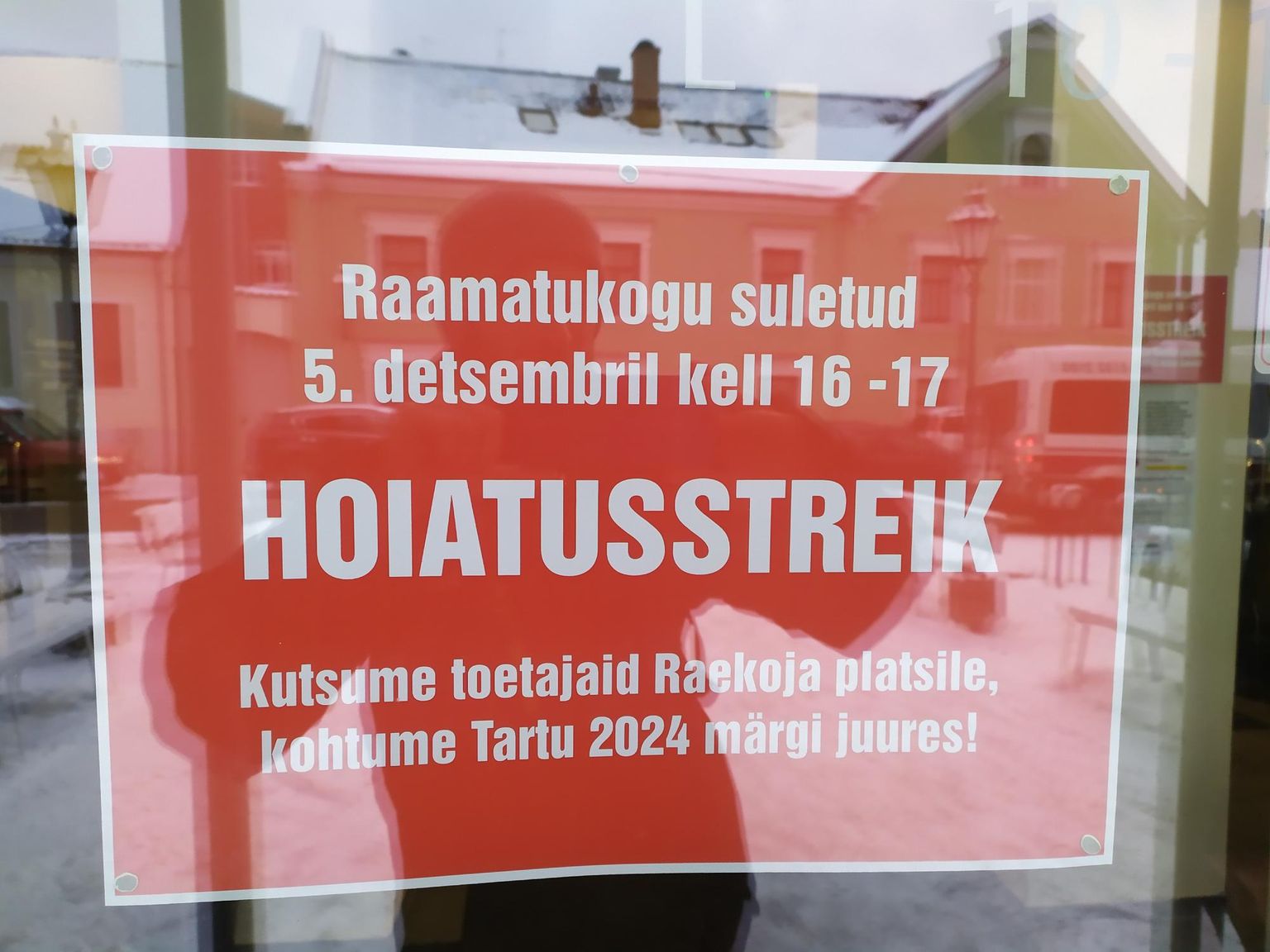 Tartu linnaraamatukogu uksel seisab silt, mis annab teada, et 5.detsembril toimub hoiatusstreik ja sellel ajal ton raamatukogu suletud.