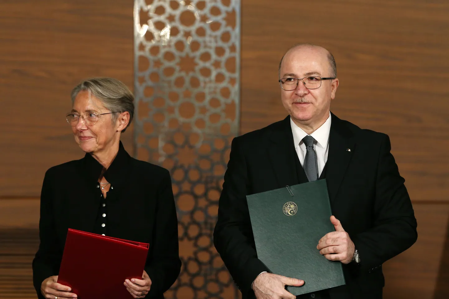 Prantsuse peaminister Élisabeth Borne ja tema Alžeeria ametivend Aymen  Benabderrahmane.