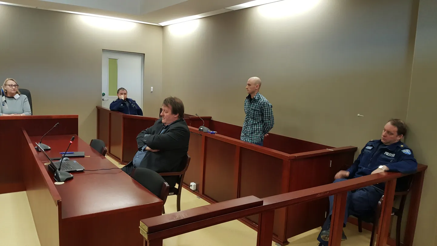 Сильвер Пиллер (стоит) в суде.