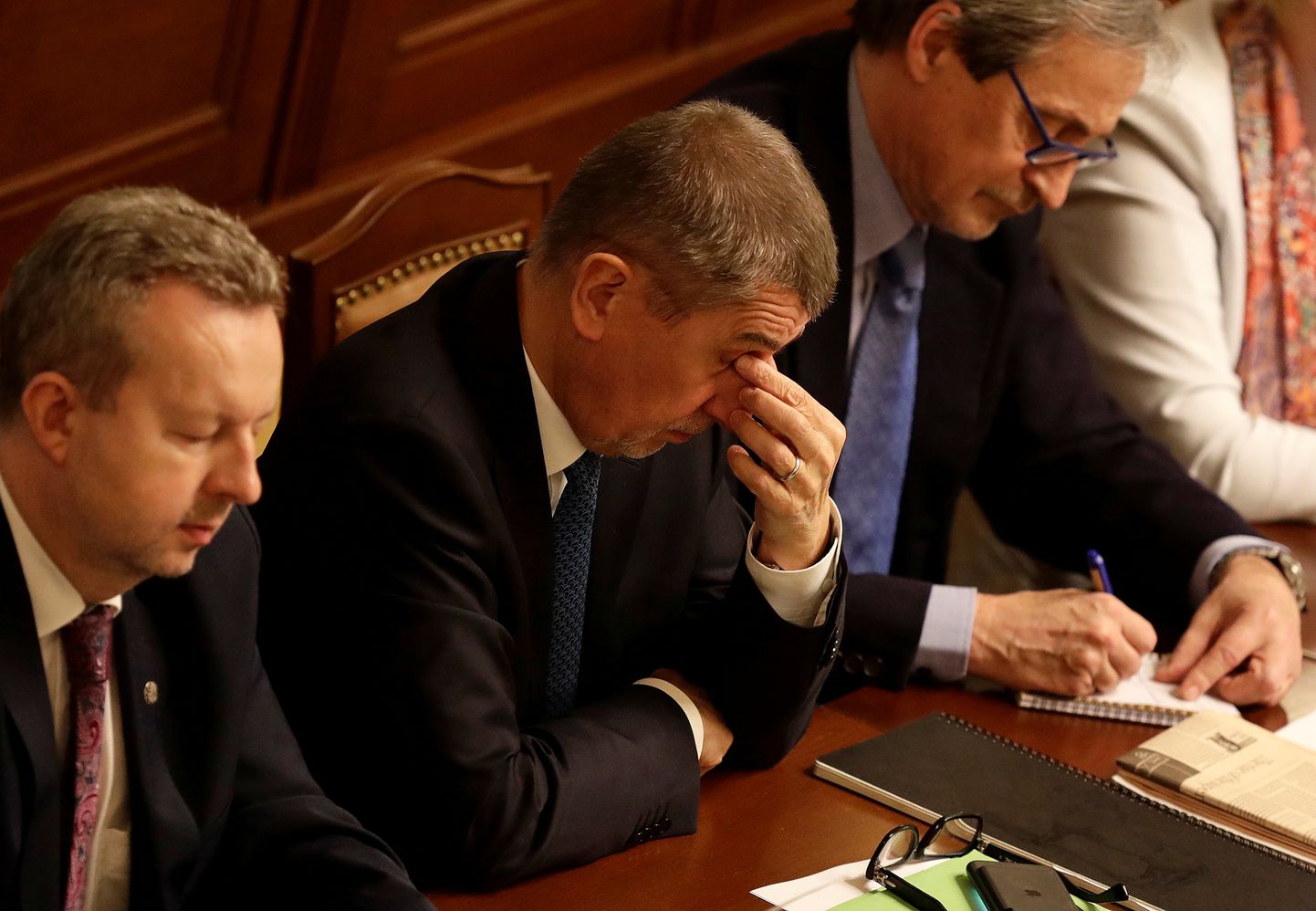 Tšehhi peaminister Andrej Babiš (keskel) parlamendi istungil.