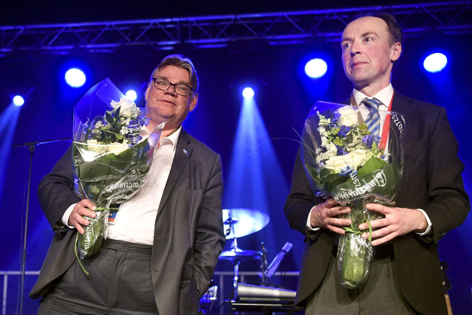 Timo Soini (vasakul) ja Jussi Halla-aho üleeile Jyväsküläs parteikongressil.