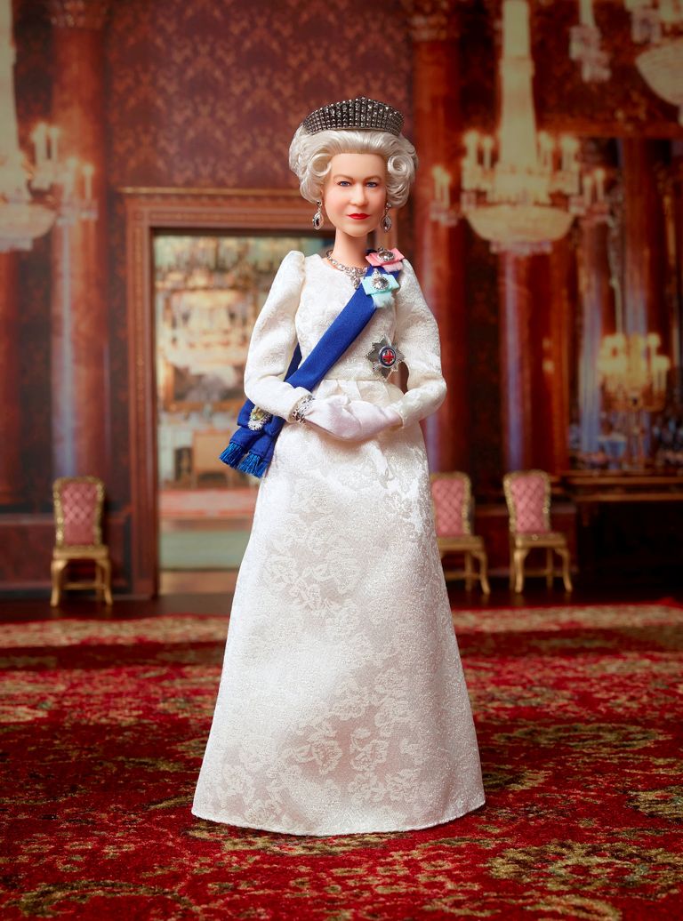 Nuku peas on koopia tiaarast, mida kuninganna oma pulmapäeval kandis.