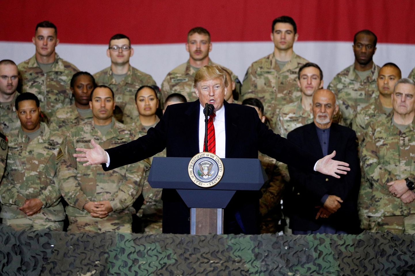 Ameerika Ühendriikide president Donald Trump külastamas Afganistanis teenivaid USA sõdureid. Osa allikate sõnul oli Venemaa sõlminud Talibaniga pearahaleppe, millega Moskva lubas äärmusrühmitusele raha USA sõdurite ründamise eest.
