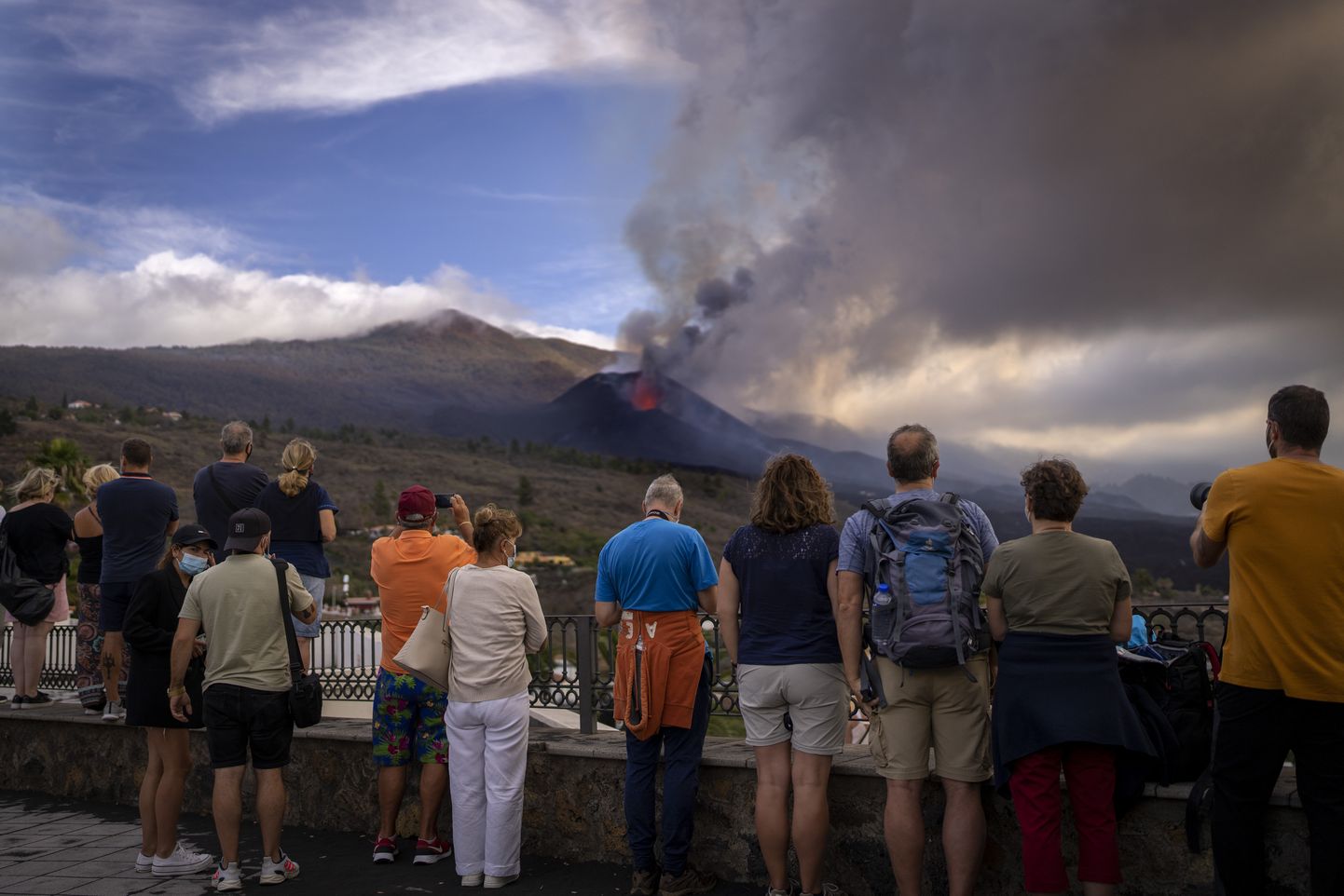 Turistid La Palma saarel purskavat vulkaani vaatamas.