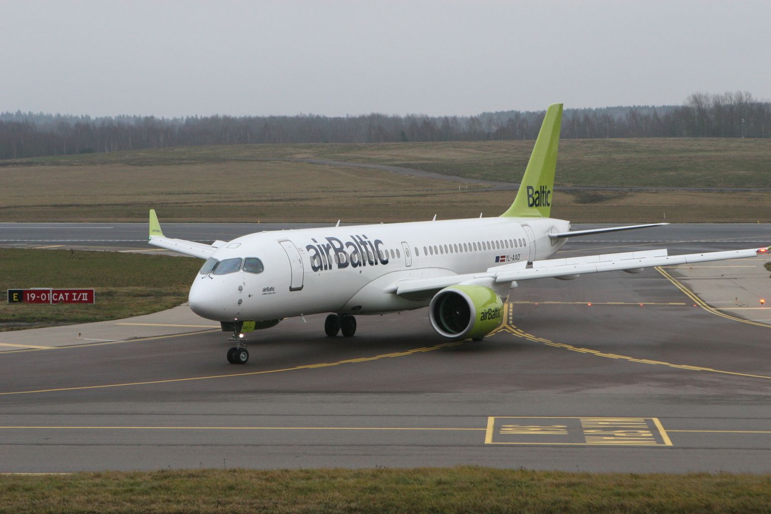 airBalticu lennuk Airbus A220 Vilniuse lennujaamas.