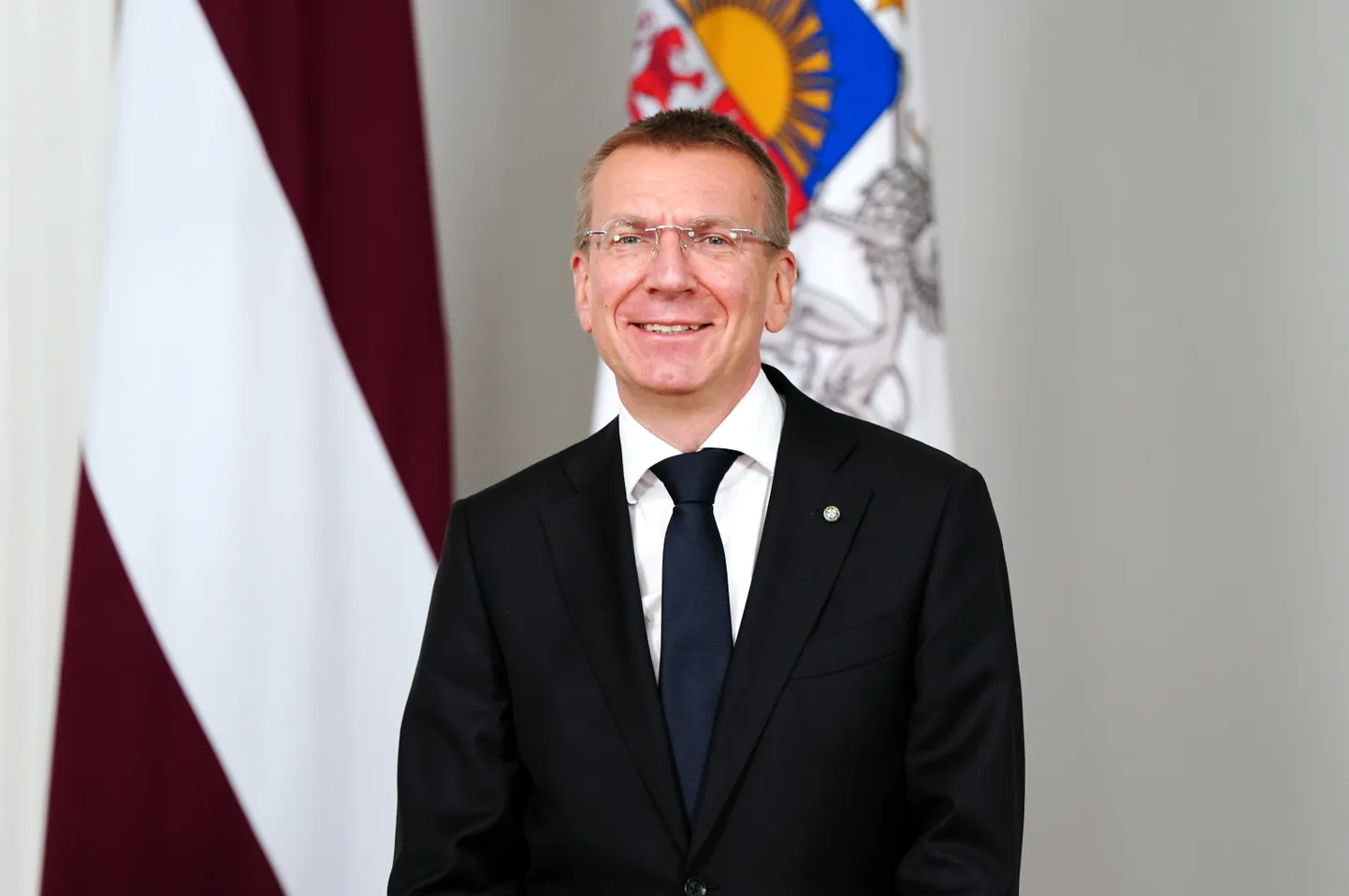 Valsts prezidents Edgars Rinkēvičs piedalās preses brīfingā pēc tikšanās ar Ministru prezidentu Rīgas pilī.