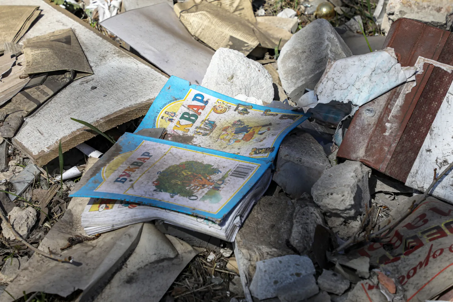 Букварь в руинах украинской школы, пострадавшей от российской атаки. Фото иллюстративное.