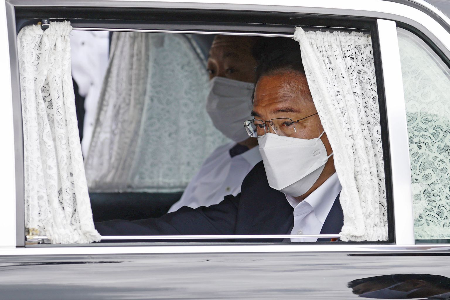 Jaapani peaminister ja Liberaaldemokraatliku Partei esimees Fumio Kishida lahkub partei valimisürituselt laupäeval Tokyo lähistel.